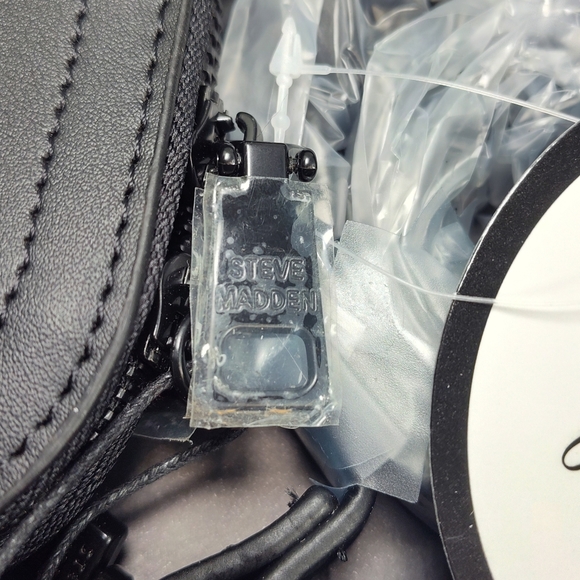 Steve Madden 2pc Gift Set - Phone Crossbody w/ Matching Beanie Hat Gift Box Set - Picture 5 of 16